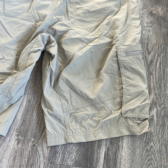 Columbia Mens Khaki Omni- Shade Regular Fit Outdoor Shorts, 12” inseam, size 32 - Picture 10 of 11